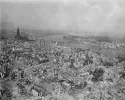Разрушенный Келн в результате бомбардировок. Вторая мировая война